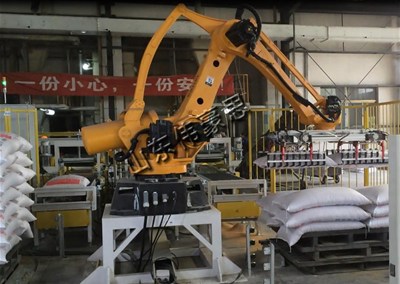 肥料自動碼垛機(jī)器人能確保企業(yè)高質(zhì)高產(chǎn)
