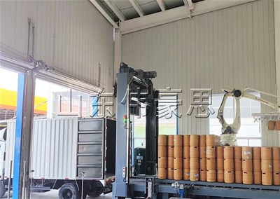 一機多用推進式自動裝車機，啤酒桶全自動裝車機工作現(xiàn)場